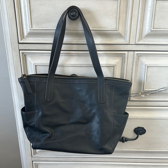 Fossil Black Tote Bag with Sleek Design and Durable Material - Picture 5 of 5